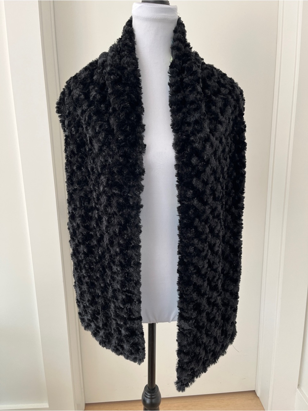 B JUNA DESIGNS Black Faux Fur Scarf Satin Floral Backing Made Canada Fuzzy Cozy
